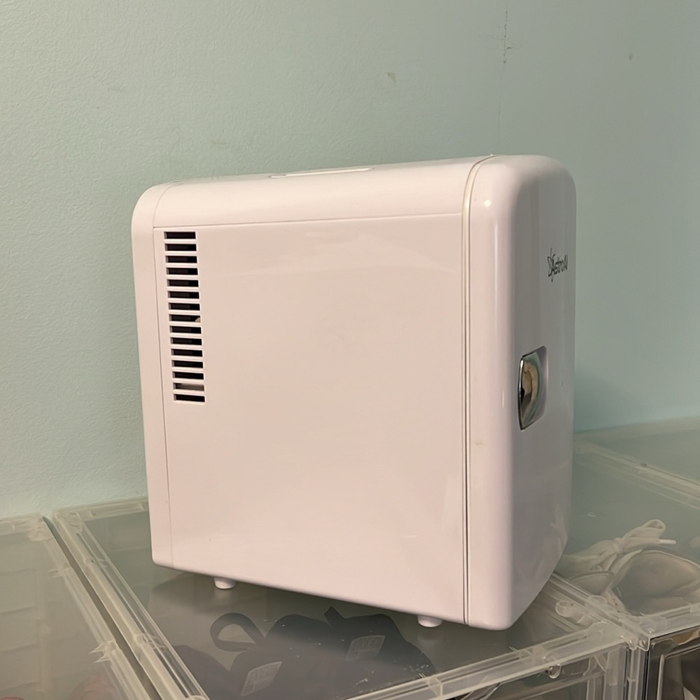 Mini Fridge - Picture 2 of 4